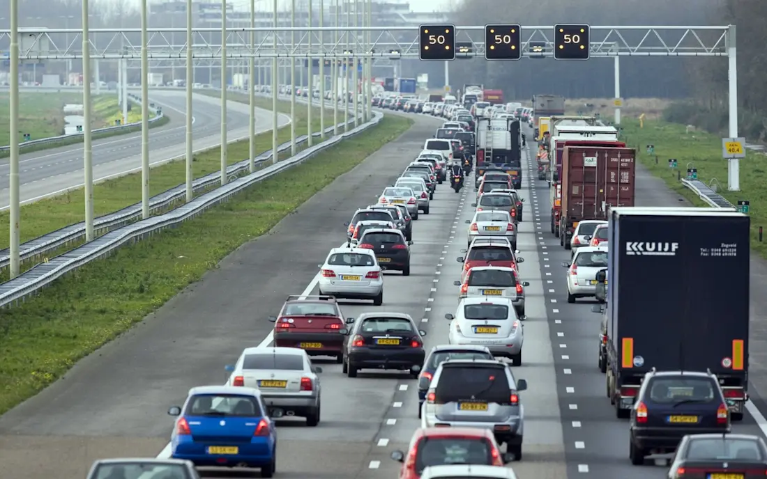 Het is net zo druk op de Nederlandse wegen als voor corona, en toch staan we minder in de file Het is net zo druk op de Nederlandse wegen als voor corona, en toch staan we minder in de file