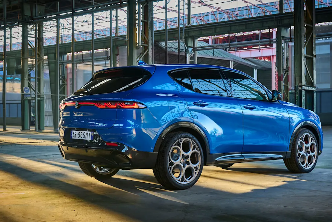 Fünfloch-Felgen zwischen 18 und 19 Zoll unterstreichen den sportlichen Anspruch des Alfa Romeo Tonale.  Fünfloch-Felgen zwischen 18 und 19 Zoll unterstreichen den sportlichen Anspruch des Alfa Romeo Tonale.