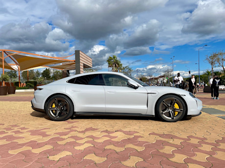 Editorial 2025 porsche taycan 4s 01