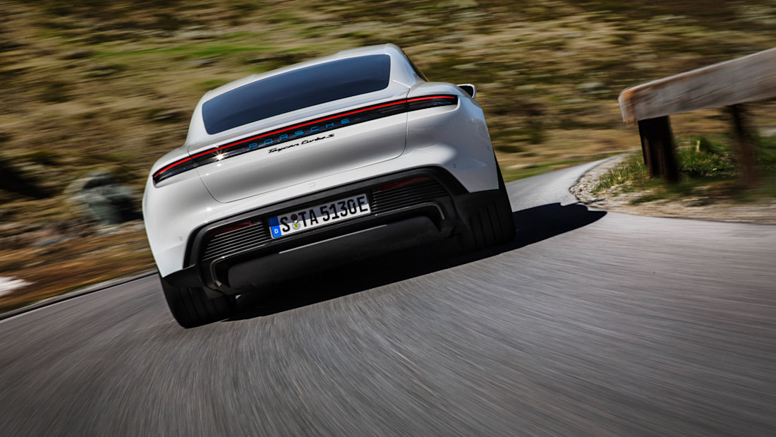 high_taycan_turbo_s_2019_porsche_ag(2).jpg