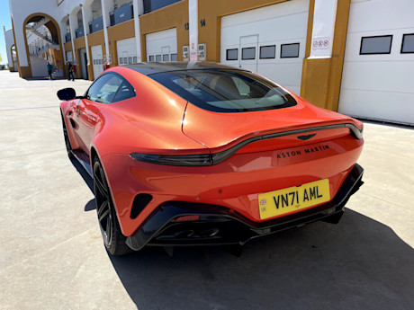 Editorial 2025 aston martin vantage mb 11