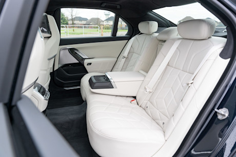 Editorial 2024 bmw 750e jw 16