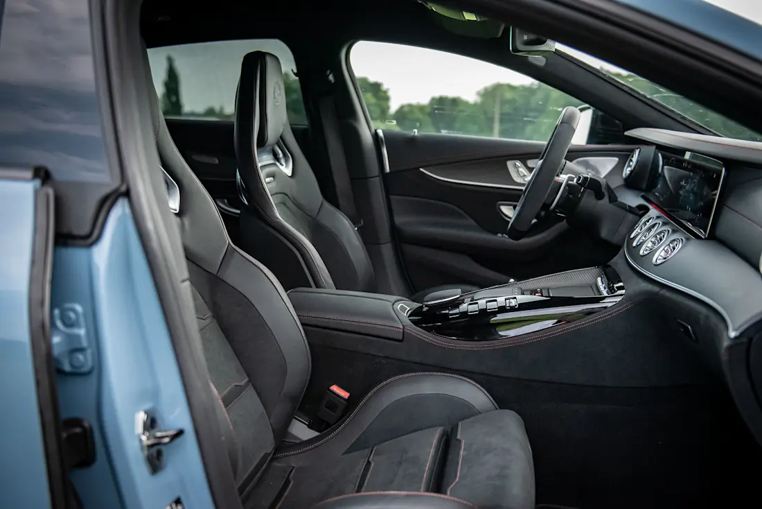 Die optionalen AMG Performance-Sitze bieten nicht nur ausgezeichneten Seitenhalt, sondern passen auch für die Langstrecke.  Die optionalen AMG Performance-Sitze bieten nicht nur ausgezeichneten Seitenhalt, sondern passen auch für die Langstrecke.