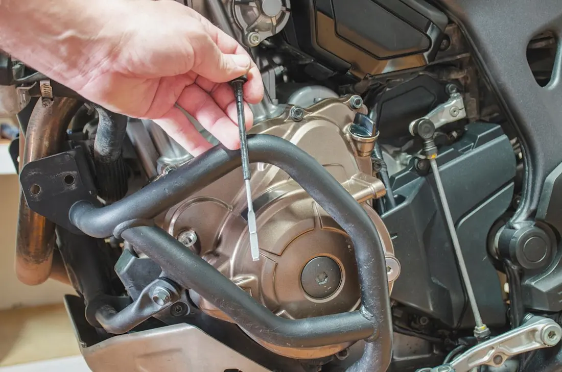 Der Messstab zum manuellen Ölprüfen im Motorraum Der Messstab zum manuellen Ölprüfen im Motorraum