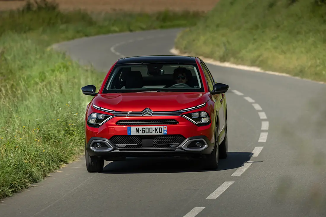 Citroën Ë-C4 X (2023) dynamic, front view Citroën Ë-C4 X (2023) dynamic, front view