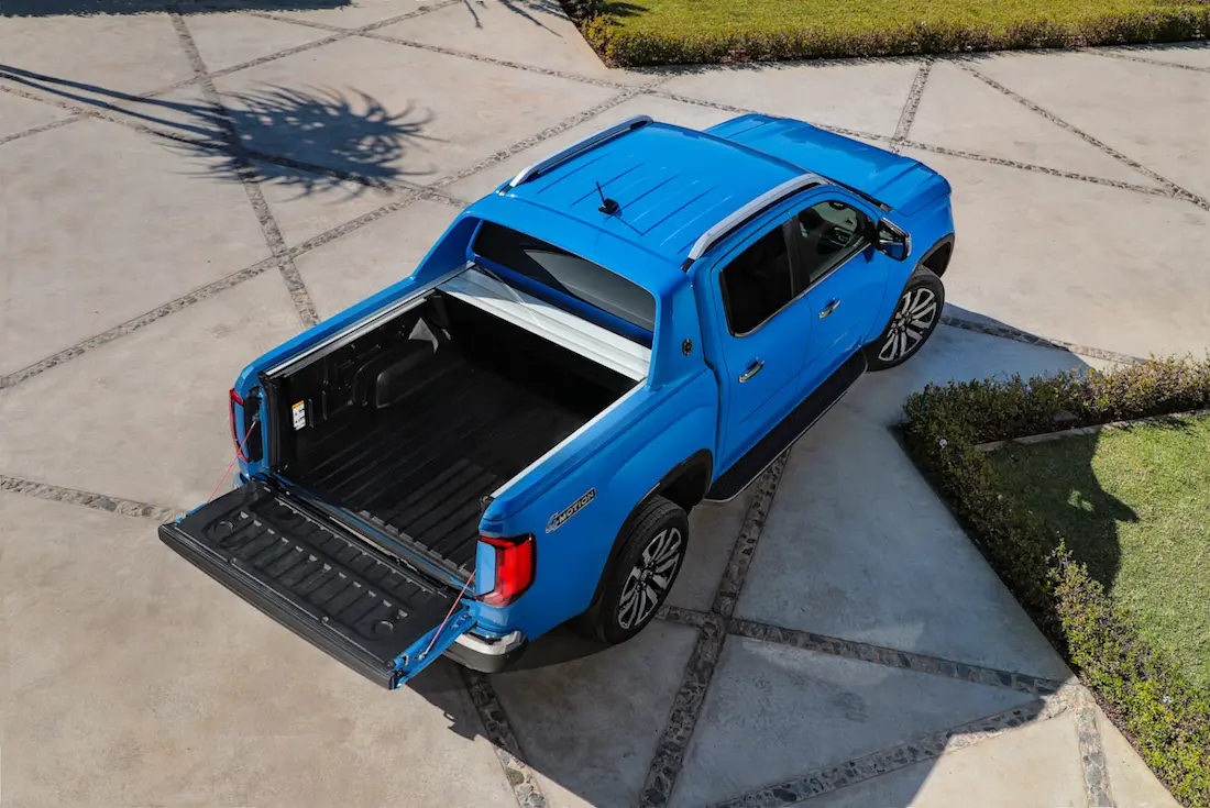 Volkswagen Amarok (2022) statisch, achteraanzicht Volkswagen Amarok (2022) statisch, achteraanzicht