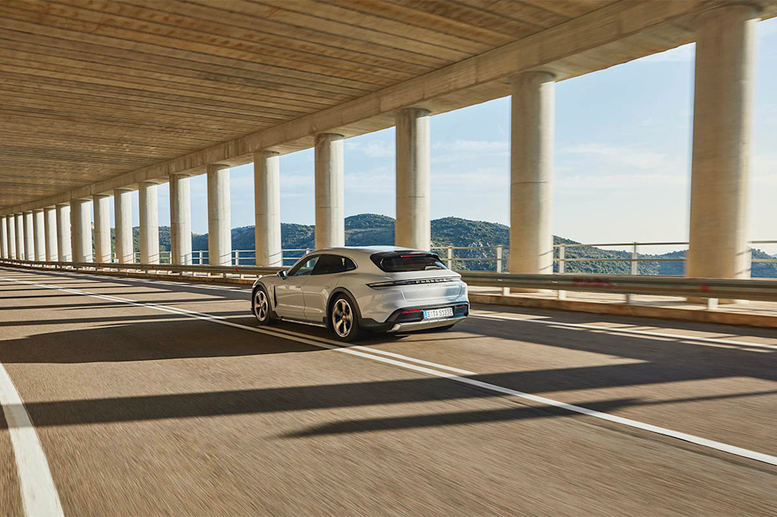 Porsche dévoile la Taycan Cross Turismo (2021)