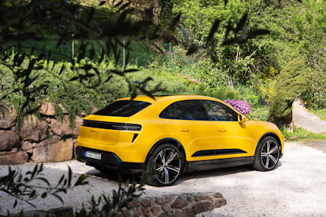 Editorial 2024 porsche macan turbo electric fd 240423 05 jw