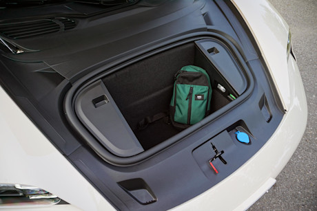 Editorial 2023 porsche taycan gts 230927 12 di